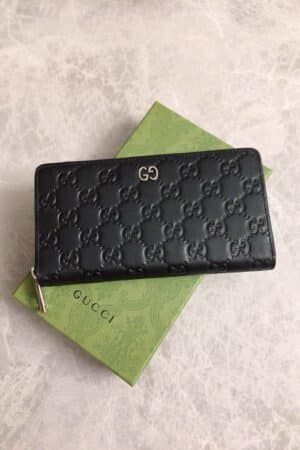 [구찌] GG 엠보스 지퍼 장지갑