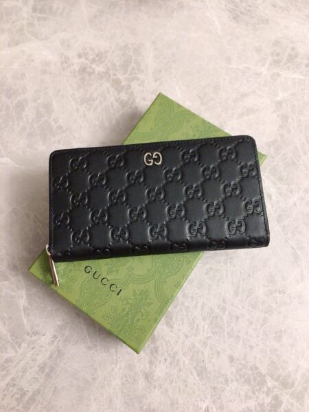 [구찌] GG 엠보스 지퍼 장지갑