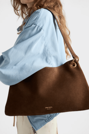 [프라다] 에뛰드 라지 스웨이드 숄더백 1BC259