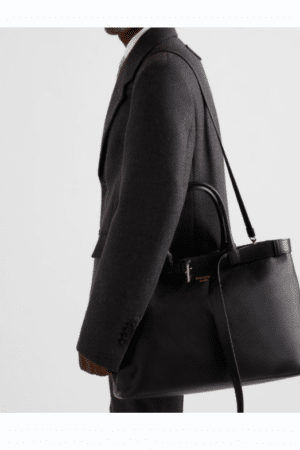 [프라다] 벨트가 달린 가죽 프라다 버클 백 2VG126