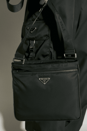 [프라다] 사피아노 레더 크로스바디 백(슬림형)