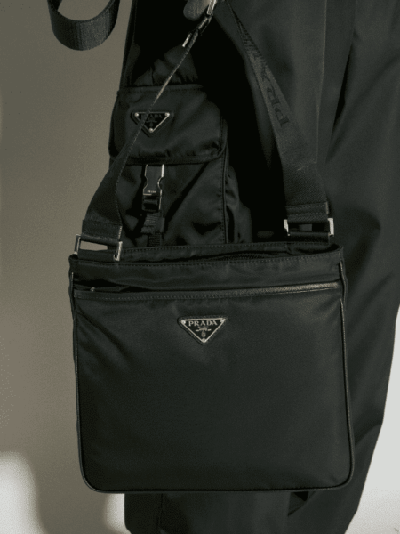 [프라다] 사피아노 레더 크로스바디 백(슬림형)