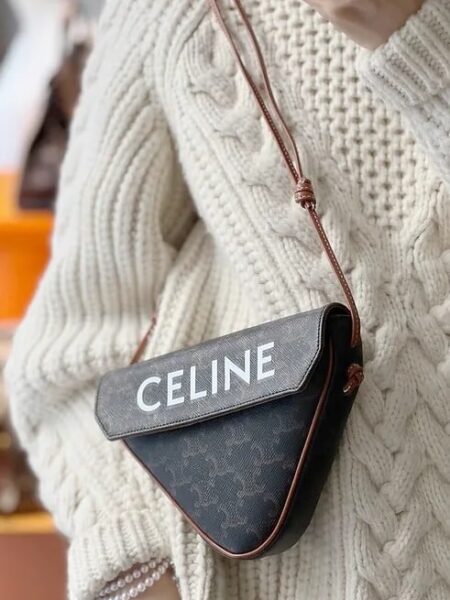 [셀린느] 트리옹프 트라이앵글 크로스백 195902BZK.04LI