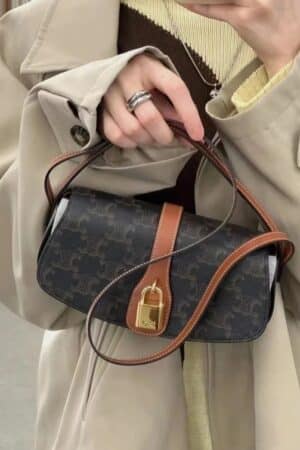 [셀린느] 타부 스트랩 클러치 - 트리옹프 캔버스 & 카프스킨 10I592