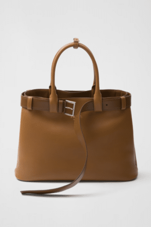 [프라다] 벨트가 달린 프라다 버클 라지 가죽 핸드백 1BA416