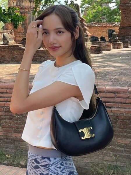 [셀린느] 미디엄 아바 트리옹프 백 - 부드러운 카프스킨 블랙 114493DGQ.38NO