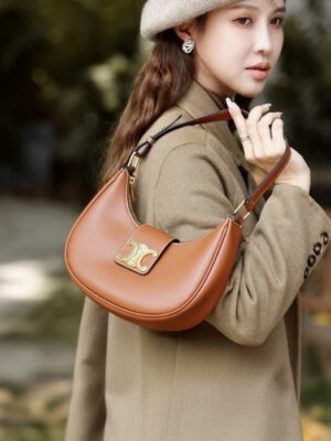 [셀린느] 미디엄 아바 트리옹프 백 - 부드러운 카프스킨 탠 114493DGQ.04LU