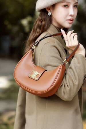 [셀린느] 미디엄 아바 트리옹프 백 - 부드러운 카프스킨 탠 114493DGQ.04LU