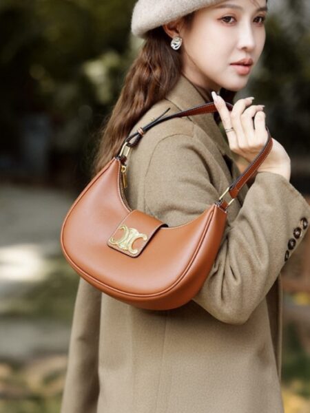 [셀린느] 미디엄 아바 트리옹프 백 - 부드러운 카프스킨 탠 114493DGQ.04LU