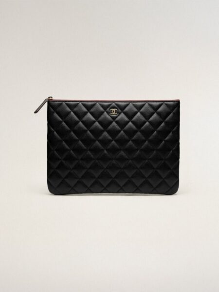 [샤넬] 클래식 클러치 뉴미듐 캐비어 블랙 은장/금장 AP4021