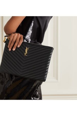 [생로랑] 마틀라세 가죽 소재의 모노그램 태블릿 파우치 은장/ 금장 559193