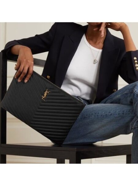 [생로랑] 마틀라세 가죽 소재의 모노그램 다큐먼트 홀더 파우치 은장/ 금장440222