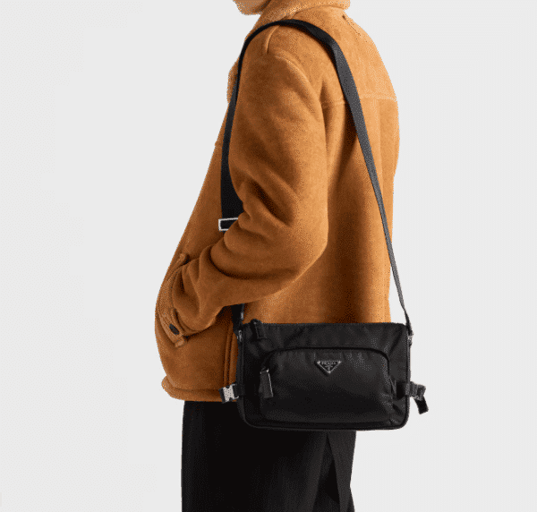 [프라다] 미디엄 리나일론 및 사피아노 가죽 숄더백 2VH192