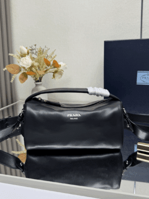 [프라다] 앤틱 가죽 숄더백 블랙 2VH188