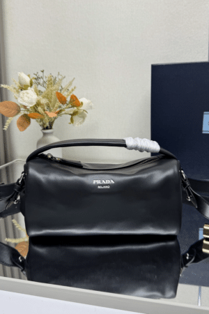 [프라다] 앤틱 가죽 숄더백 블랙 2VH188