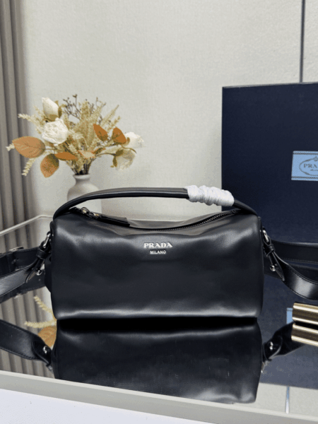 [프라다] 앤틱 가죽 숄더백 블랙 2VH188