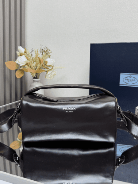 [프라다] 앤틱 가죽 숄더백 브라운 2VH188