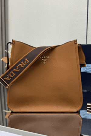 [프라다] 미디움 가죽 호보백 브라운 1BC073_2DKV