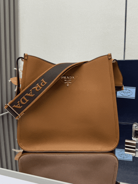 [프라다] 미디움 가죽 호보백 브라운 1BC073_2DKV
