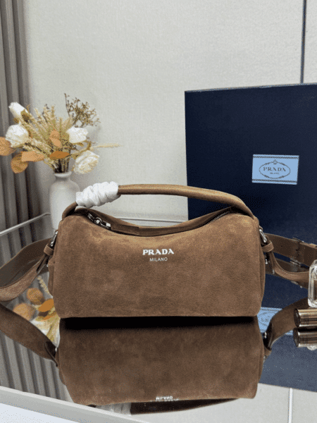 [프라다] 스웨이드 가죽 숄더백  2VH188_2C4S