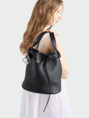 [프라다] 버클 벨트가 달린 가죽 버킷 백 1BE085