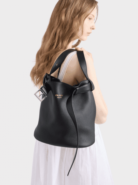 [프라다] 버클 벨트가 달린 가죽 버킷 백 1BE085