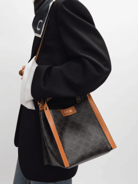 [셀린느] 스몰 큐보 백 - 트리옹프 캔버스 & 내추럴 카프스킨 124182Q72