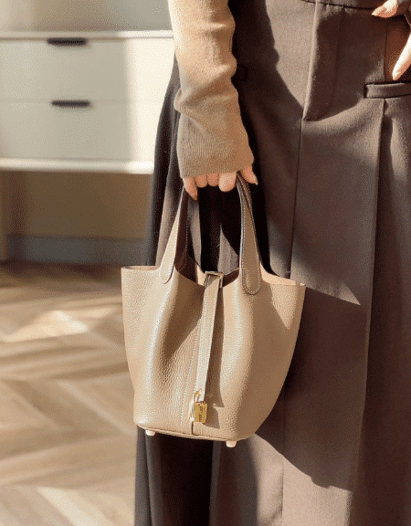 [에르메스] 피코탄  Lock 22cm Taurillon Clemence/ Chai - Gold