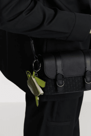 [디올] Dior Daily 미니 플랩 스트랩백 2ESCA598YNU