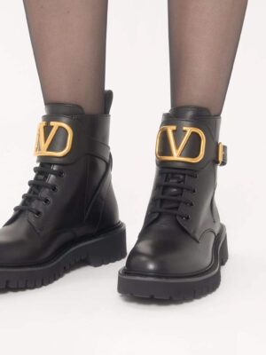 [발렌티노] V로고 시그니처 송아지 가죽 컴뱃 부츠
