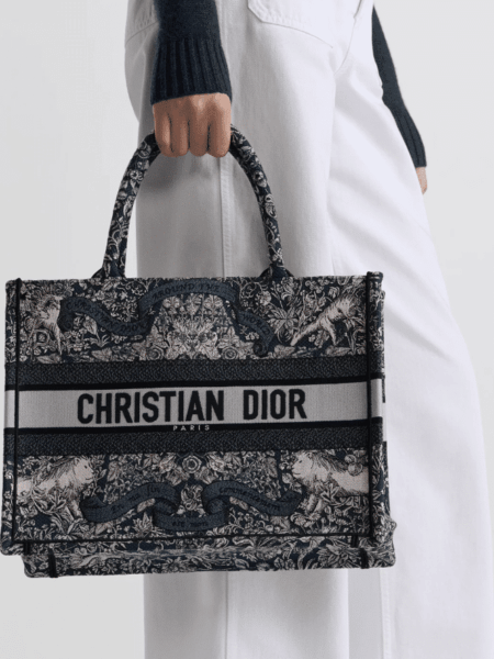 [디올] 북 토트백 미디움 M1296ZEDO