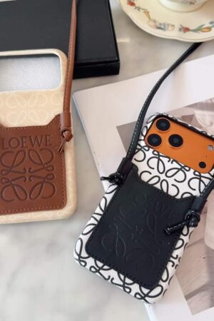 [로에베] 25S 시즌 신상 아나그램 레더 카드포켓 크로스 바디 케이스 (2 COLOR)