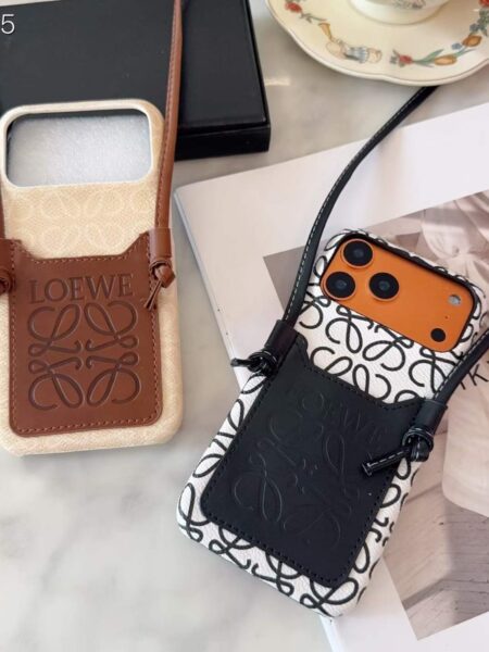 [로에베] 25S 시즌 신상 아나그램 레더 카드포켓 크로스 바디 케이스 (2 COLOR)