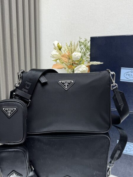 [프라다] 리나일론 남성 숄더백 2vh113