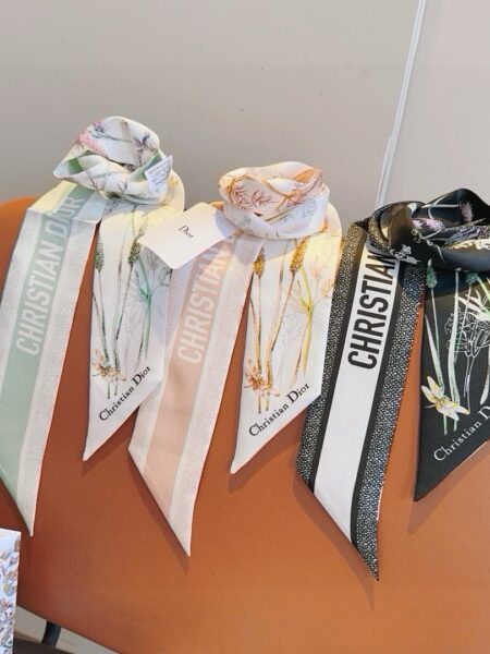 [디올] 26S 시즌 신상 '꽃밭의 잠자리' 더블페이스 실크 트윌리 (3 COLOR)