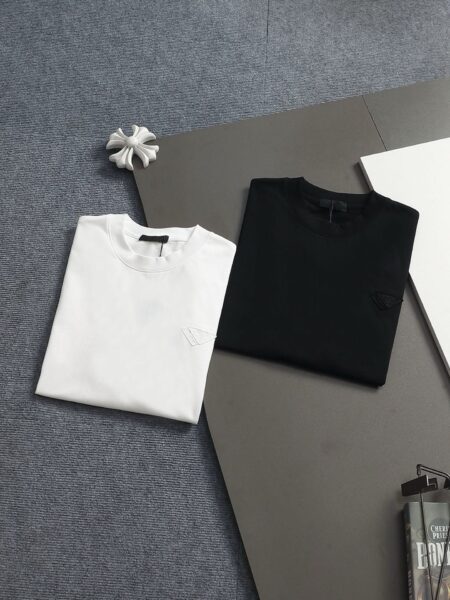 [프라다] 트라이앵글 로고 코튼 반팔 티셔츠(2 COLORS)