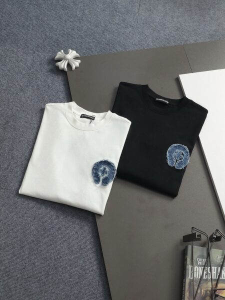 [크롬하츠] 호스슈 블루 데님 패치 아플리케 티셔츠 (2 COLORS)