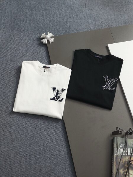 [루이비통]  LV 로고 반팔 티셔츠(2 COLORS)