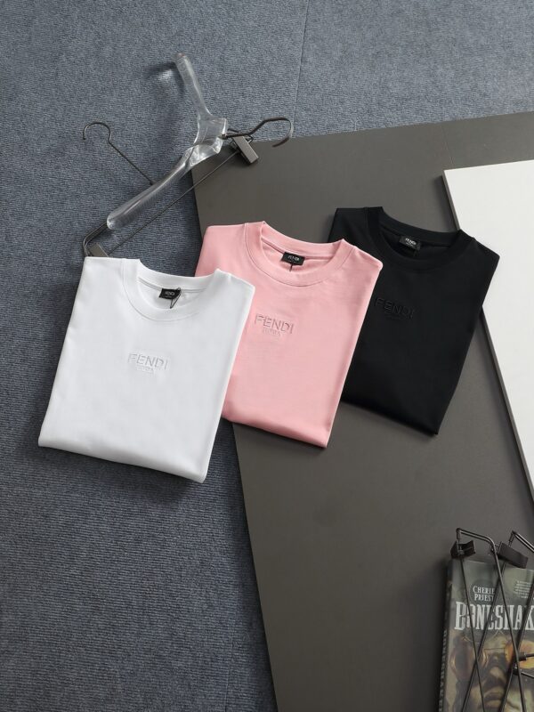 [펜디] 엠보스 로고 코튼 티셔츠 (3 COLORS)