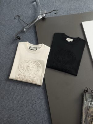 [구찌]  화이트 엠보싱 로고 코튼 티셔츠(2 COLORS)