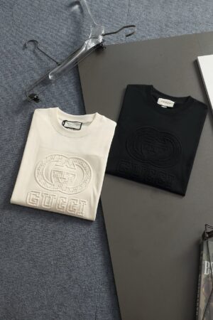 [구찌]  화이트 엠보싱 로고 코튼 티셔츠(2 COLORS)