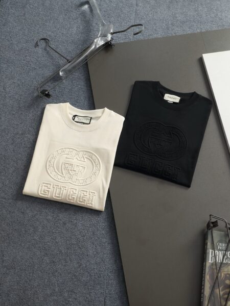 [구찌]  화이트 엠보싱 로고 코튼 티셔츠(2 COLORS)