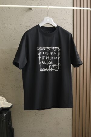 [메종 마르지엘라] 스탬프 로고 티셔츠 (2 COLORS)