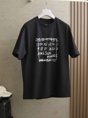 [메종 마르지엘라] 스탬프 로고 티셔츠 (2 COLORS)