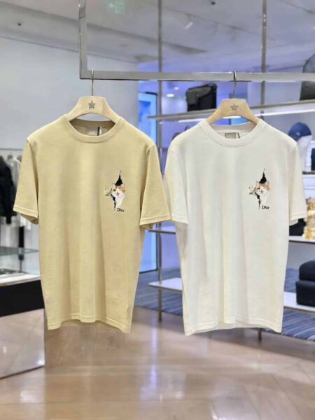 [디올] 피킹 캣 자수 티셔츠 (2 COLORS)