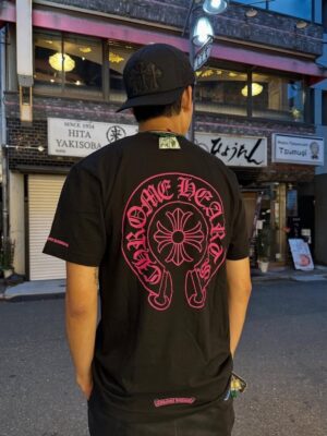 [크롬하츠] 핑크 호스슈 포켓 로고 반팔 티셔츠 (2 COLORS)