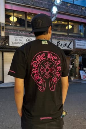 [크롬하츠] 핑크 호스슈 포켓 로고 반팔 티셔츠 (2 COLORS)