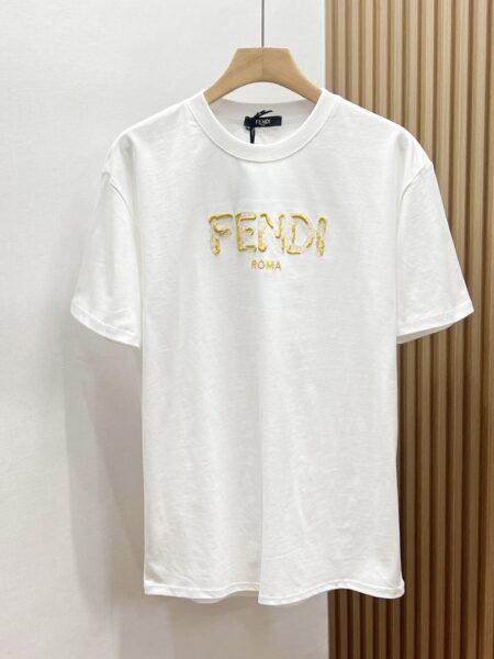 [펜디] 로마 자수 로고 반팔 티셔츠 (2 COLORS)