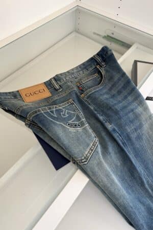 [구찌] 크레스트 자수 데님 진