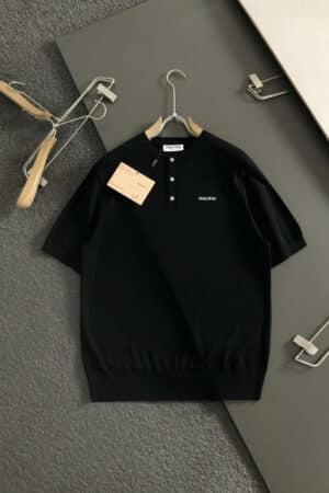 [미우미우] 로고 자수 코튼 폴로 셔츠